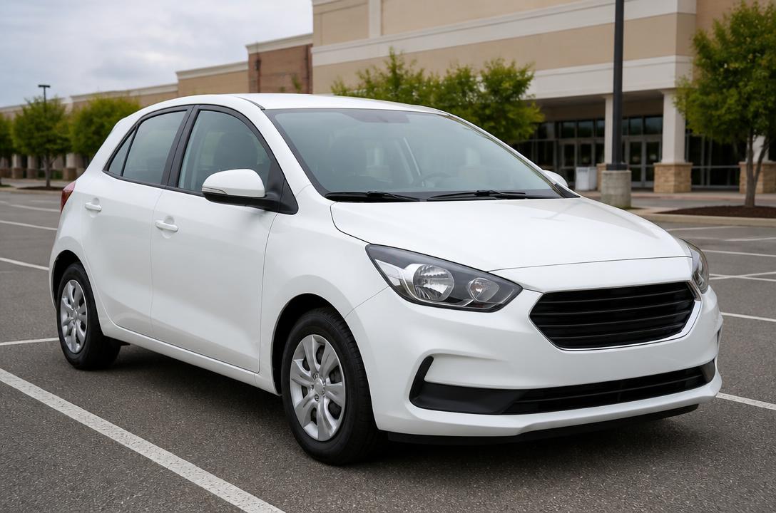 Hatch branco disponível no pátio da Broker Veículos